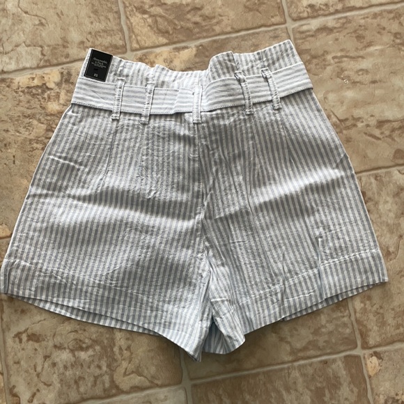 Women’s Abercrombie & Fitch striped short - Picture 2 of 4